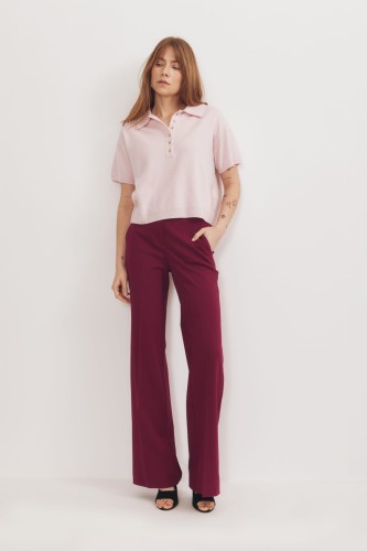 Rozszerzane spodnie z kantem w kolorze dojrzałej wiśni.