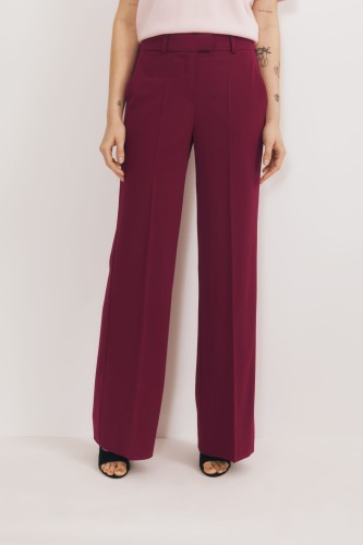 Rozszerzane spodnie z kantem w kolorze dojrzałej wiśni.
